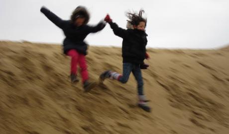 Enfants dans les dunes